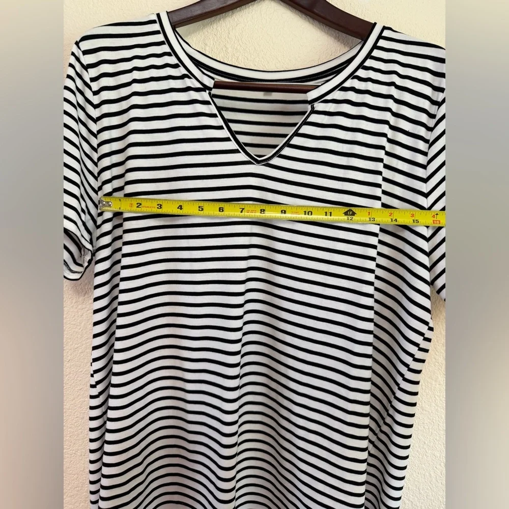 Black & White Striped V-Neck Tee – Size 2XL - Picture 5 of 9